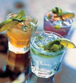 Различные варианты коктейля «Мохито»: традиционный — с мятой и лаймом или с добавлением соков других фруктов. Фото: FOODPIX/VOSTOCK PHOTO