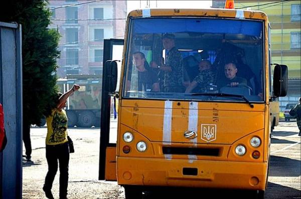 Школьные автобусы, на которых бойцы ехали из Донбасса