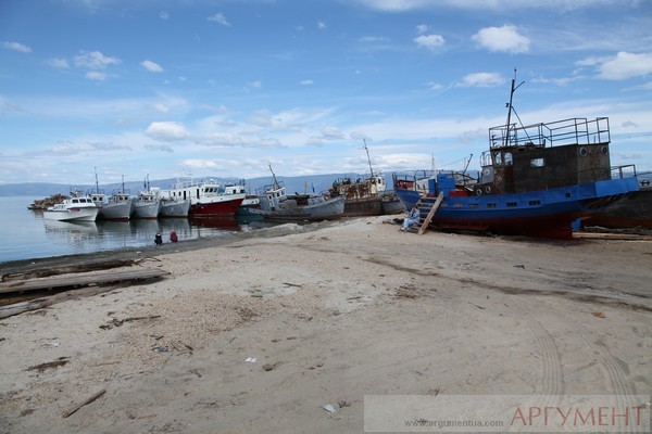 Порт поселка Хужир. Рыболовецкие в прошлом сейнеры переделываются под извоз туристов, которых год от года в Сибири все больше.