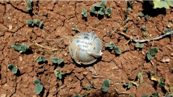 Эта невзорвавшаяся часть кассетной бомбы неизвестного происхождения была обнаружена в мае в сирийской провинции Идлиб