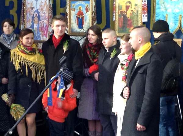 На Майдане революционная свадьба