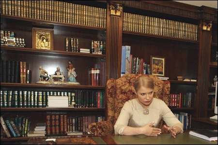 Вы разве можно поверить, что за спиной у Тимошенко (экс-премьер-министр - “А”) именно те книги, которые она читает?