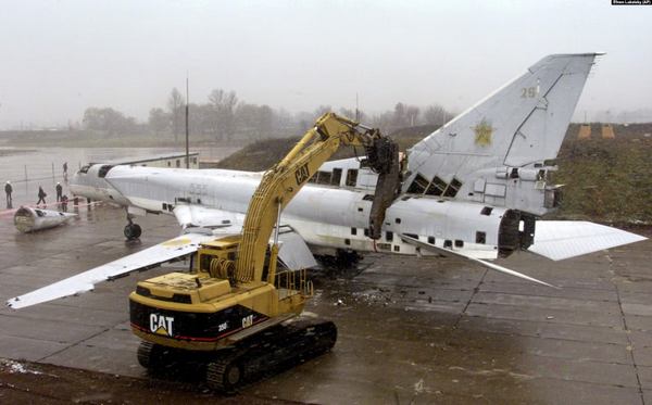 Розрізання стратегічного бомбардувальника Ту-22 на військовому аеродромі біля Полтави, 12 листопада 2002 року. Літак знищено в рамках відмови України від ядерної зброї, що було обумовлено Будапештським меморандумом, підписаним у 1994 році