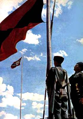 Казаки у знамени в цветах Донского казачьего войска. 1942 год