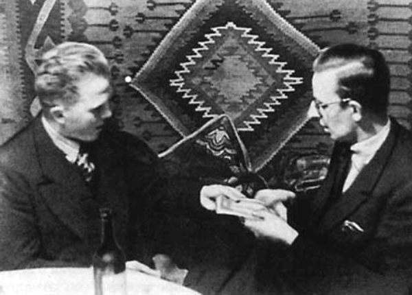 Конспиративная встреча Кузнецова (слева) с секретарем посольства Словакии Крно, агентом немецкой разведки. 1940 год, оперативная съемка скрытой камерой. Фото: rus-obr.ru