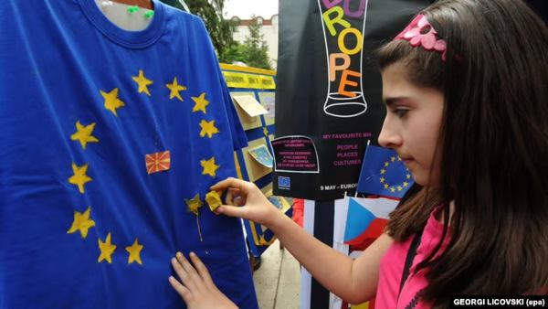 Дівчинка у столиці Македонії наносить на футболку зображення зірок європейського прапора з нагоди відзначення Дня Європи (архівне фото)