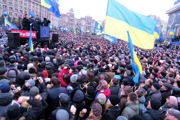 После силового разгона мирного Евромайдану на народное вече в Киеве вышли сотни тысяч людей  
