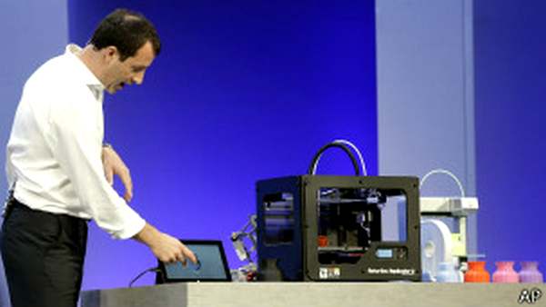 Энтони Леблонд из компании Microsoft демонстрирует, что 3D-печать возможна с планшета