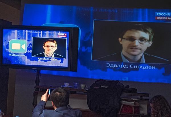 У 2014 році Едвард Сноуден навіть взяв участь у «прямій лінії» з путіним. Він запитав, чи є у росії масове спостереження спецслужб за громадянами. Російський президент звісно відповів, що ні