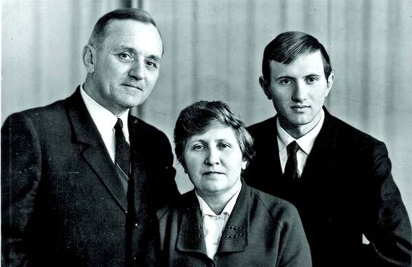 Василий Кук с женой Ульяной Крюченко и сыном Юрием. Киев, 1971 год