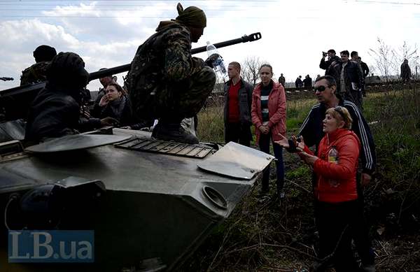 В Краматорске местные жители заблокировали украинскую военную технику