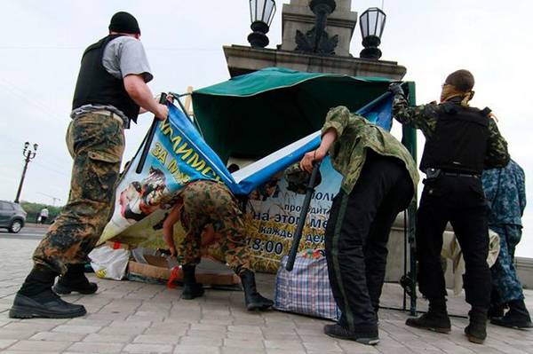 Сепаратисти громлять <<молитовний намет>> в травні 2014 р. у Донецьку, де проходили міжконфесійні молитви«></p><br />
<p class=