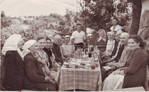 Американка українського походження Олександра Бражник (третя ліворуч) під час приїзду у Медвин. Фото 1960-х років
