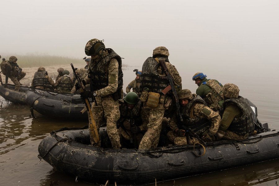Група морських піхотинців десантується на острови поблизу лівого берега Дніпра на Херсонщині, 14 жовтня 2023 року. Фото: AP Photo/Alex Babenko