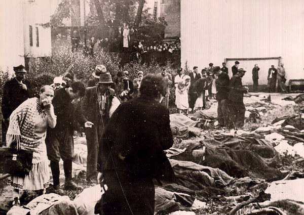 Львовяне ищут среди расстрелянных своих родных во дворе тюрьмы № 1. Львов, 3 июля 1941 г. Архив ЦИОД