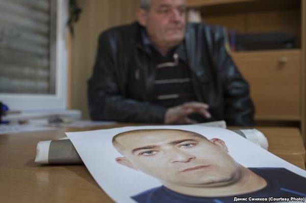 Отец пропавшего Сейрана Зинетдинова показывает фотографию своего сына