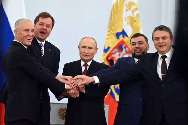 «Торжество» було закріплено колективним потиском рук, у якому взяли участь (зліва направо): Сальдо, Балицький, Путін, Пушилін та Пасічник. AP — Grigory Sysoyev