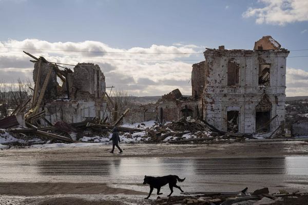 Будівля, зруйнована російськими військами у Куп'янську, Харківська область, Україна, 20 лютого 2023 р. © AP / Vadim Ghirda