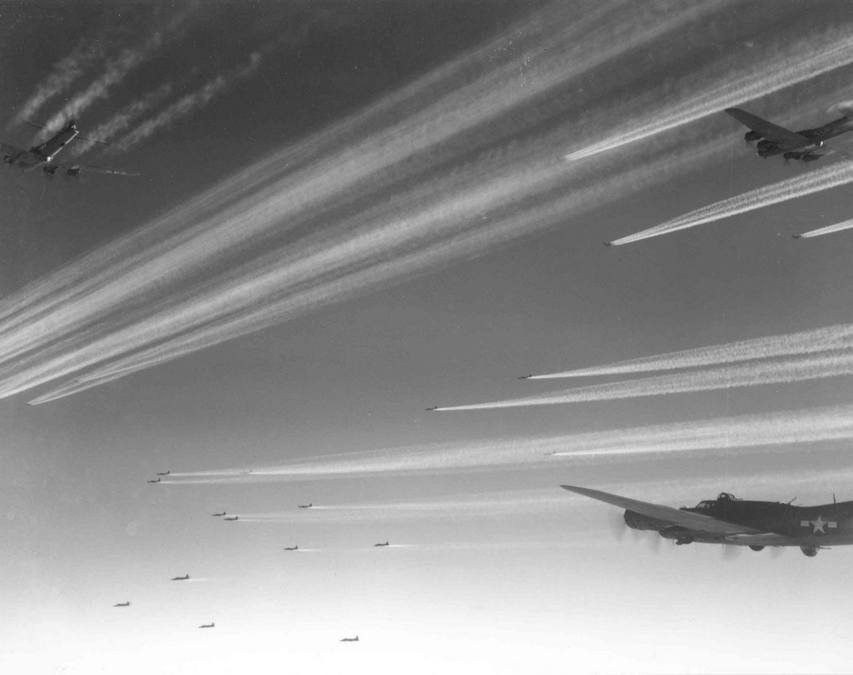 Американські бомбардувальники B-17 на бойовому курсі в небі над Європою