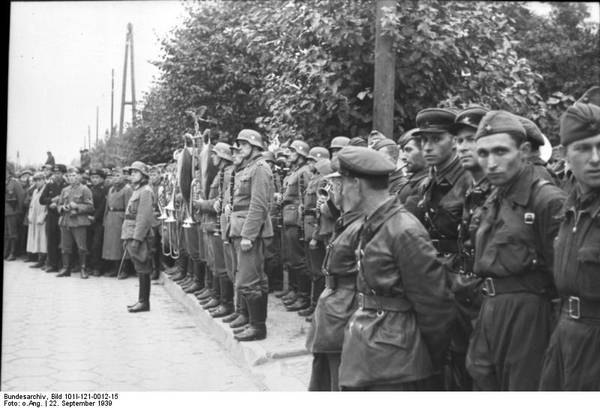 [Изображение: Bundesarchiv_Bild_101I-121-0012-15,_Pole...parade.jpg]