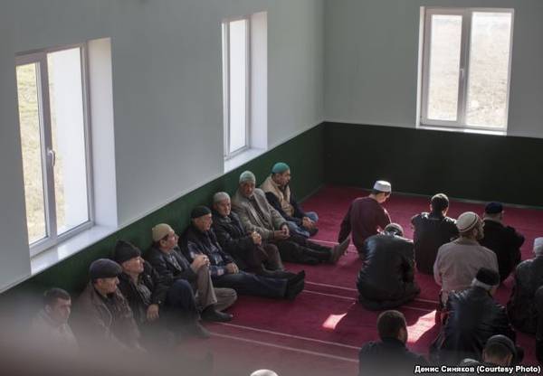 Крымские татары на пятничной молитве в мечети города Белогорск