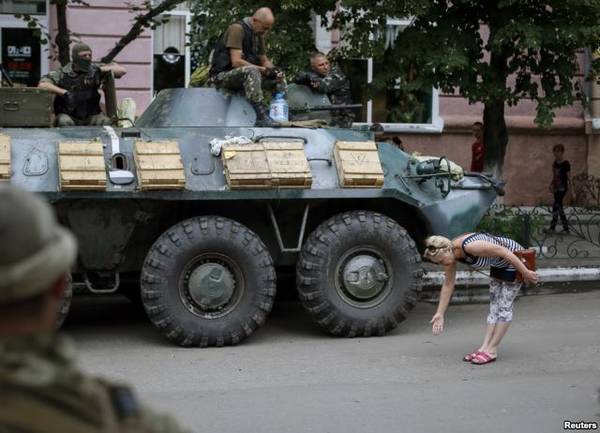 Жительница Славянска приветствует украинских солдат, 15 июля 2014