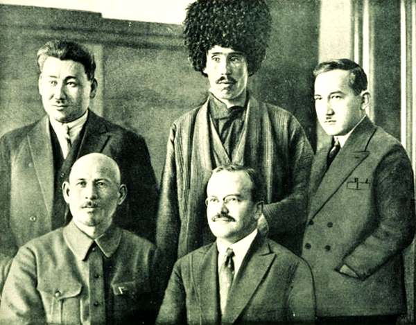 Фотография из издания на узбекском языке, которое вышло годом позже. Авель Енукидзе исчез