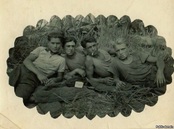 Наріман Гафаров (зліва) з друзями на привалі. Марійська АРСР, ділянка 52, 1953 рік