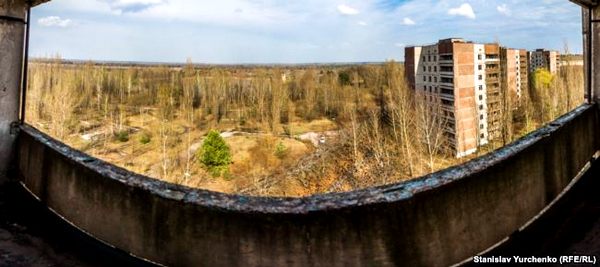 Краєвид з вікна багатоповерхівки у мертвому місті Прип’ять.