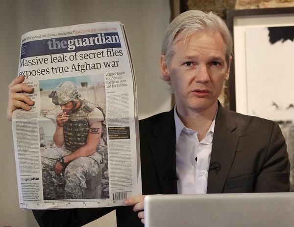 Джуліан Ассанж з випуском газети The Guardian, присвяченому публікації «Щоденнику Афганської війни» на WikiLeaks