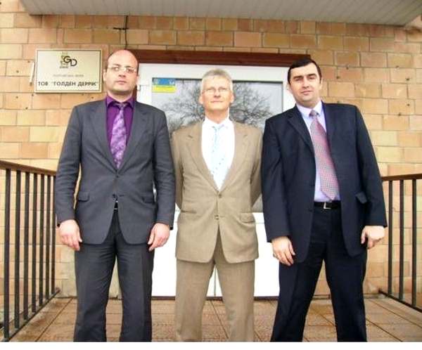 Питер Паллаг (по центру) вместе с руководителем компании «Надра Украины» Проскуряковым (слева) и директором «Голден Деррика» Майдебурой (справа)