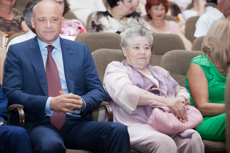 Геннадій Труханов з матір’ю Марією Трухановою. Фото з офіційного сайту одеського мера