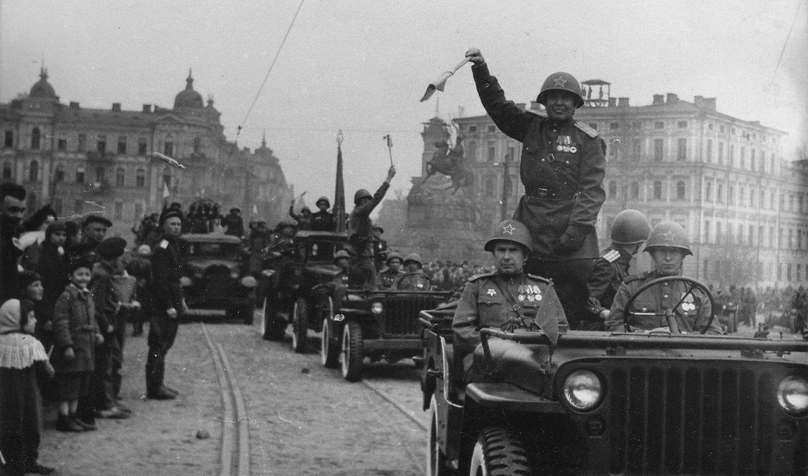 Військовий парад у Києві на Софійській площі (тогочасна назва – площа Богдана Хмельницького). Травень 1945 року