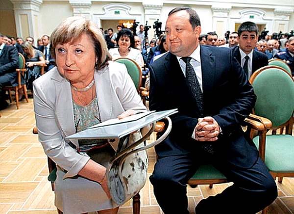 Без пяти минут премье-министр Сергей Арбузов с матерью Валентиной, «слепившего» это чудо реформаторства по-украински