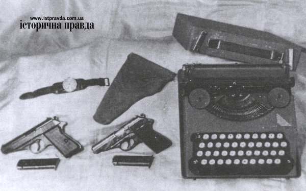 Пистолеты "Вальтер", изъятые после гибели Шухевича. Из одного из них застрелился командир УПА. На пишущей машинке есть и украинские, и русские буквы