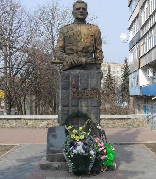 Памятник Герою Украины Алексею Бересту, поднявшему красный флаг над Рейхстагом (г.Ахтырка, Сумская область)