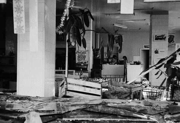 Разрушенный магазин в Тимишоара, 20 декабря 1989 года. Фото: Peter Filzwieser / AP / East News