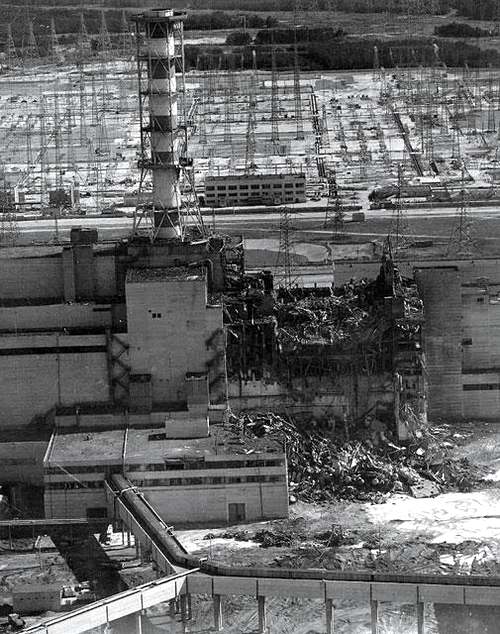 Ликвидаторы, прибывшие на место чернобыльской аварии, увидели страшную картину разрушений. Так выглядел четвертый энергоблок 24 мая 1986 года Фото: Из личного Борового Александра архива