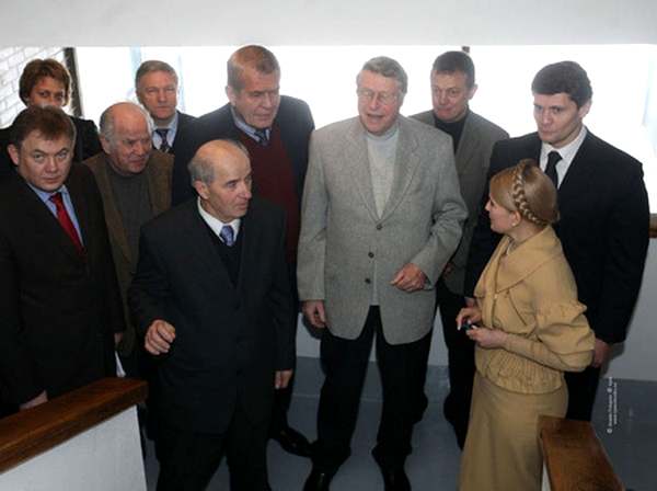 В.Чудновский стоит за Ю. Тимошенко. ФОТО Tablo ID