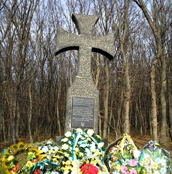Крест на «могиле» Романа Шухевича в селе Гуков Хмельницкой области