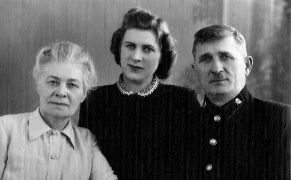 Александра Радченко (слева) с дочерью и мужем