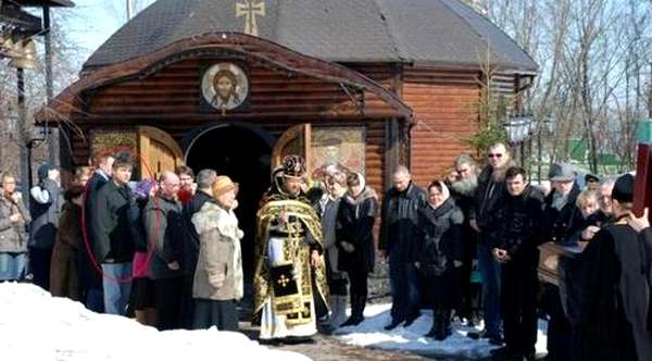 Юрий Мирошниченко (в круге) является одним из наиболее влиятельных прихожан этой церковной общины  