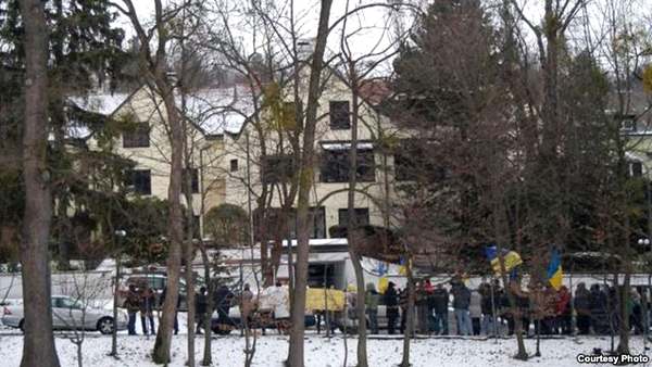 Вчера, в воскресенье 2 февраля, дом Азаровых в Вене (Австрия) пикетировали экипажи 35 автомобилей, приехавших для этой цели из Украины, Австрии, Словакии, Польши и Италии.