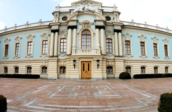 Дворец для Януковича в стремительо нищающей стране