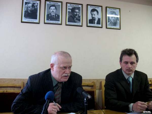 Лидеры ОГП Лев Марголин и Анатолий Лебедько под портретами пропавших в офисе партии