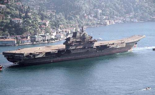 Сейчас корабль после достройки и модернизации готовится войти в состав ВМС Китая. Авианесущий крейсер «Варяг» буксируют в Китай (2001). Фото: «Википедия»