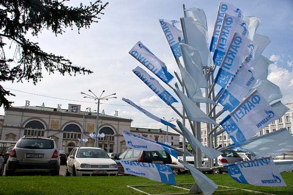 Так Витебск встречает гостей грандиозного корпоратива — газпромовского фестиваля «Факел», который пройдет в нашем городе с 13 по 20 мая.