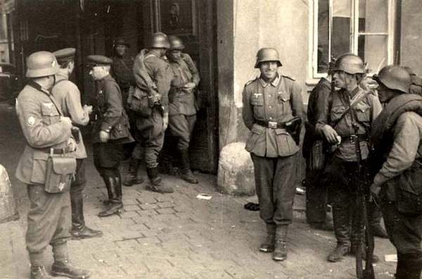 Советские и немецкие солдаты. Львов, сентябрь 1939 года