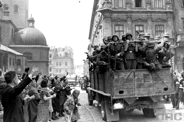 Львов, июнь 1941 года. Местные жители приветствуют немецкие войска. Фото из национального цифрового архива Польши