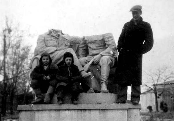 Памятник Сталину и Ленину в Артемовске. Фото 1941 года; photo-war.com